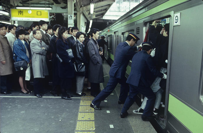 people-pusher-in-tokyo-subway-www-job30days-com